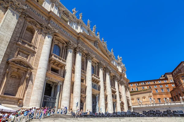 Vaticano. CIRCA Junio 2013: Turistas visitando la principal atracción del Vaticano - Basílica de San Pedro . — Foto de Stock
