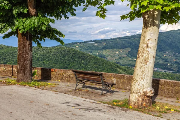 Paisagem com banco — Fotografia de Stock