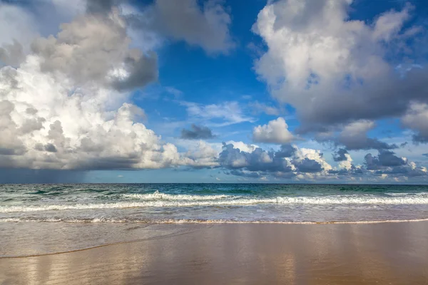 Zonsopgang op karon strand. Thaise eiland phuket — Stockfoto