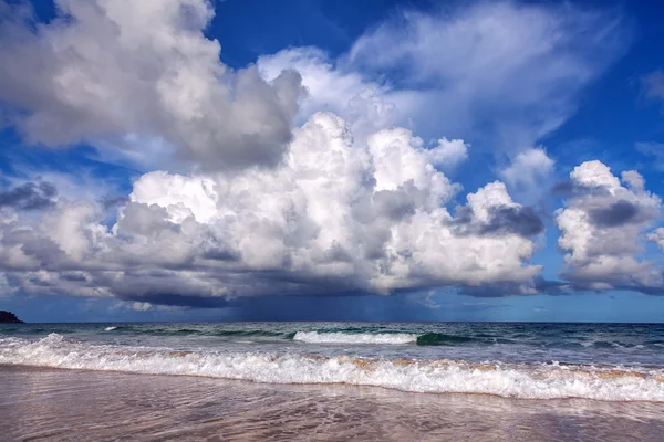 Storm op karon strand. Phuket eiland in thailand. — Stockfoto