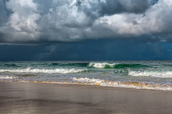 Storm op karon strand. Phuket eiland in thailand. — Stockfoto
