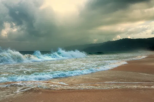 Tempesta sulla spiaggia di Karon. Phuket Island. Tailandia . — Foto Stock