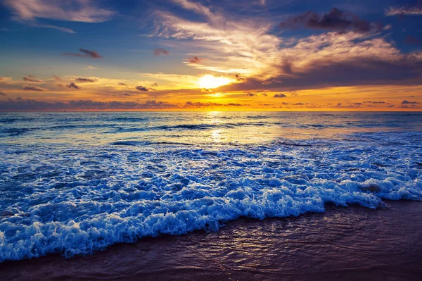Sonnenuntergang am Strand von Karon. Insel Phuket. Thailand. — Stockfoto