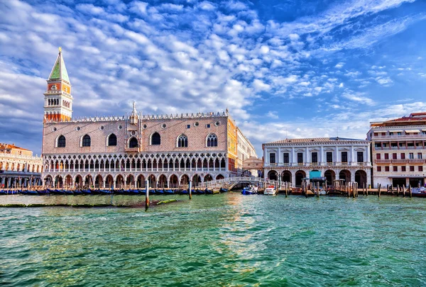 Morgon i Venedig. bilden Dogepalatset, katedralen i St mark, bro för suckar. Royaltyfria Stockfoton