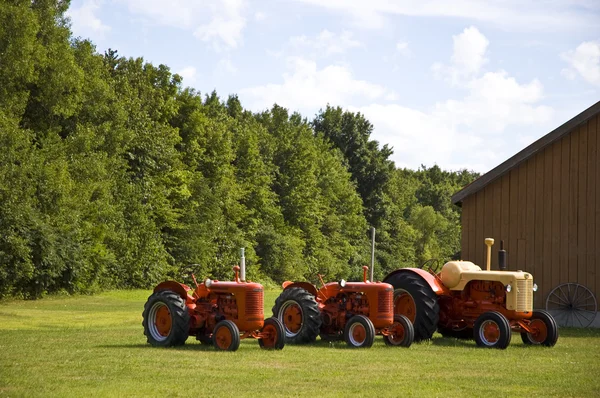 Рядок старовинних тракторів — стокове фото