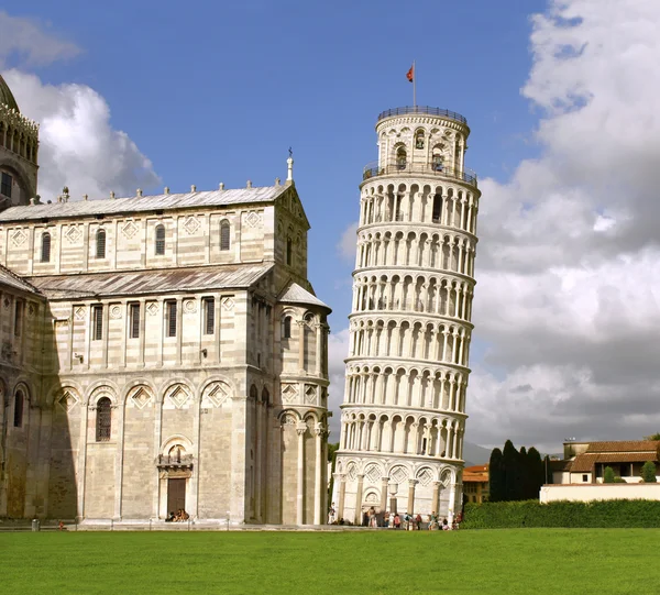 Schiefer Turm von Pisa und Kathedrale — Stockfoto