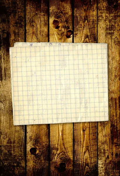 Hoja de papel sobre tablones de madera —  Fotos de Stock