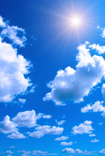 Jasné slunce na modré obloze — Stock fotografie