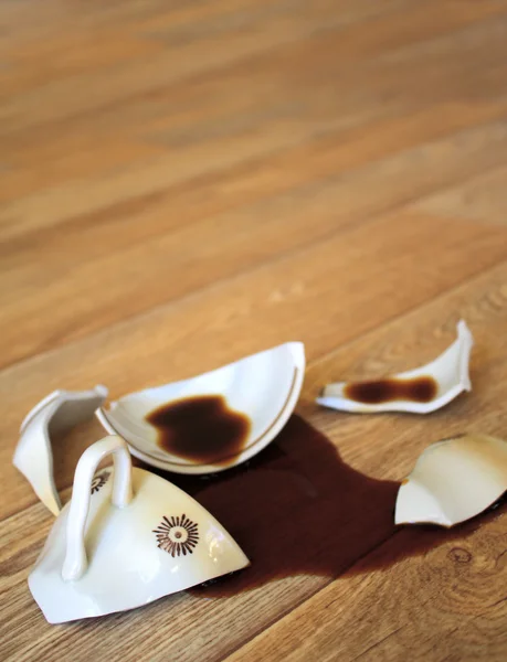 Καφέ, που αναβλύζει από το σπασμένο Κύπελλο — Φωτογραφία Αρχείου