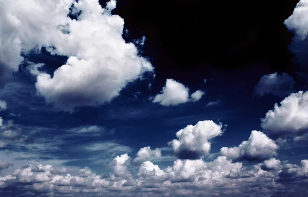 Vita moln på natthimlen — Stockfoto
