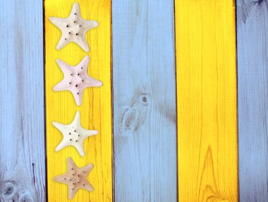 ahşap doku üzerinde starfishes