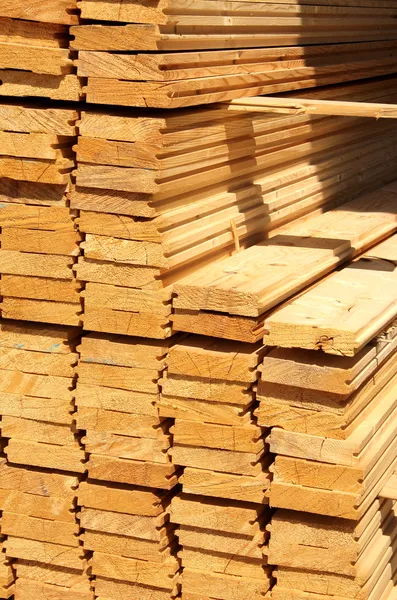 Tavole di legno in un magazzino — Foto Stock