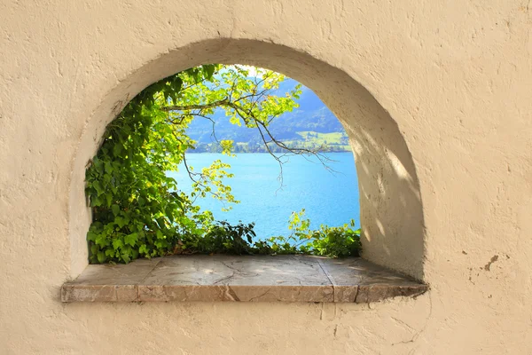 Wolfgangsee vista al lago desde la ventana — Foto de Stock