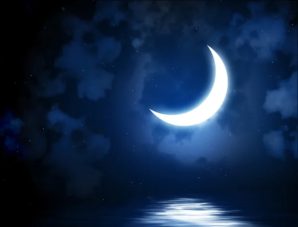 Lua brilhante refletida na água — Fotografia de Stock