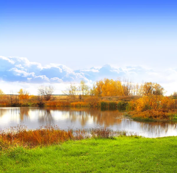 Herbstlandschaft mit See — Stockfoto