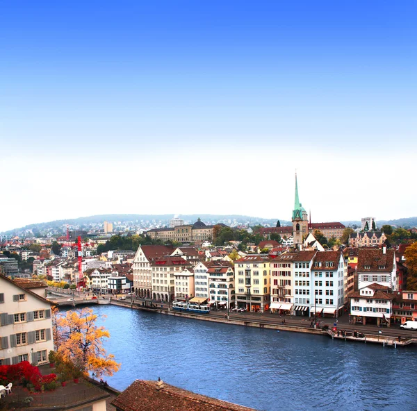 Vista do dique e do rio Limmat em Zurique — Fotografia de Stock