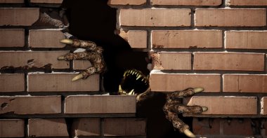 bir canavar, bir tuğla duvar breaking paws