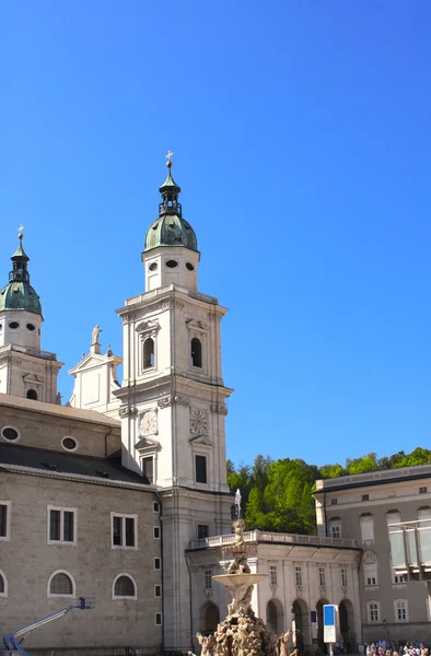 Famous cathedral and Residenzbrunnen fountain on Residenzplats, — Stock Photo, Image