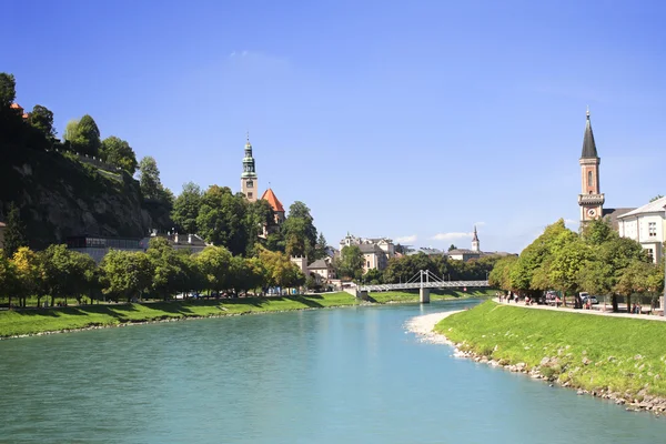 Uitzicht op stad salzburg en de salzach rivier, Oostenrijk — Stockfoto