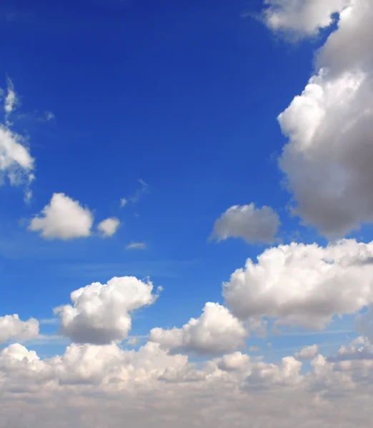 Vita moln i den blå himlen — Stockfoto