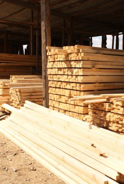 bir depoda ahşap Komiteler 