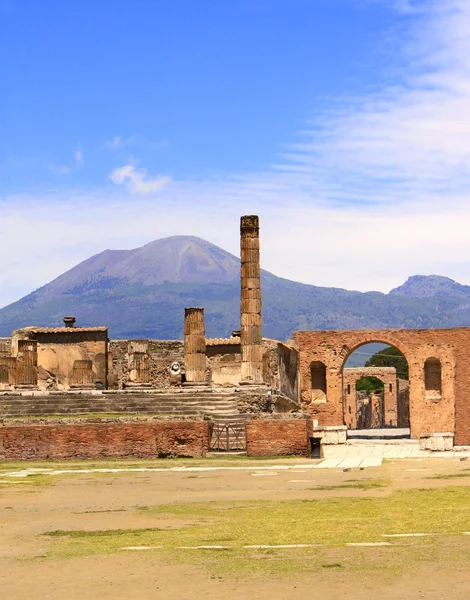 Ruínas de Pompeia e vulcão Monte Vesúvio — Fotografia de Stock