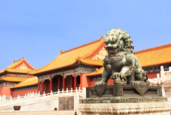 Leeuwenbeeld in verboden stad, beijing, porselein — Stockfoto