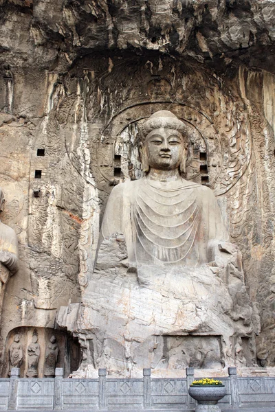 Longmen Grottoes med Buddha staty — Stockfoto