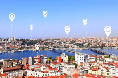 Ağ bağlantısı kavramı. İstanbul 'un hava görüntüsü ve lokasyon iğnesi. Küresel konumlandırma sistemi pin haritası. İstanbul, Süleyman Camii ve Boğaz manzaralı haritalar, Türkiye 
