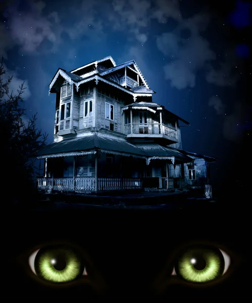 夜空背景下的鬼屋 废弃的老房子 燃烧的绿色怪物的眼睛和神秘的风景 图为蓝色调色调 — 图库照片