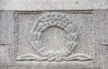 Çelenkle oyulmuş antik Roma süsü ile geçmişe dönük. Yatay afiş ve taş levrek. Şablon oluşturun. Metin için alanı kopyala