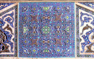 İran 'da Mescid-i Haram (Jame Camii, Cuma Camii), İsfahan, İran' ın geleneksel İran mozaik duvarının ayrıntıları. UNESCO Dünya Mirası Alanı