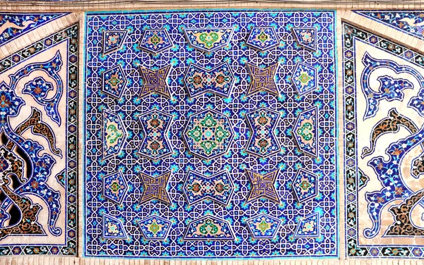 İran 'da Mescid-i Haram (Jame Camii, Cuma Camii), İsfahan, İran' ın geleneksel İran mozaik duvarının ayrıntıları. UNESCO Dünya Mirası Alanı