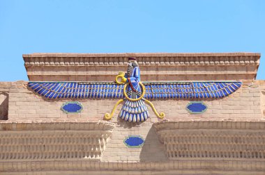 Zoroastrianizm işareti Faravahar (Frahvahar). Tapınak duvarında Zoroastrian sembolü, Yazd, İran