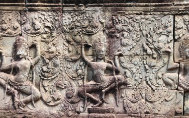 İki kadın dansçı apsara ile duvar oyma, ünlü Angkor Wat kompleksi, Siem Reap, Kamboçya. Taş dokusuyla yatay arkaplan ve dansçı kızlarla bas-rahatlama