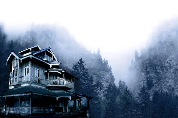 Дом Привидениями Таинственный Пейзаж Туманными Горами Заброшенный Дом Туманных Скалах — стоковое фото