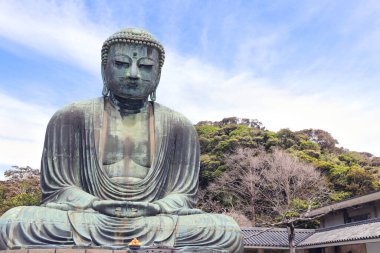 Büyük Buda Daibutsu 'nun antik bronz heykeli, Kotoku-in tapınağı, Kamakura, Japonya