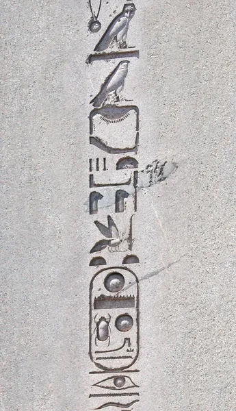 土耳其伊斯坦布尔苏哈米德广场希波利兹三世埃及方尖碑上的象形文字或埃及方尖碑上的象形文字 — 图库照片