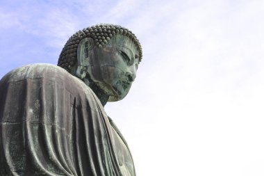 Büyük Buda Daibutsu 'nun antik bronz heykeli, Kotoku-in tapınağı, Kamakura, Japonya