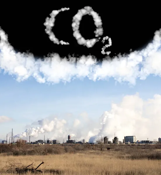 工厂管道的空气污染烟雾 工业烟盒 工厂烟囱冒出的烟 蓝天和黑天 云彩中的二氧化碳 环境污染 废物生产 — 图库照片