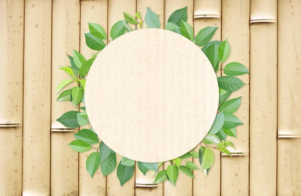 Zöld Levelek Kerek Papír Kártya Bambusz Szőnyeg Textúrán Vízszintes Transzparens — Stock Fotó