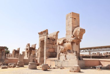 İran 'ın Fars Eyaleti, Şiraz yakınlarındaki Achaemenid İmparatorluğu' nun başkenti Persepolis 'te taştan bir boğa heykeli bulunan antik kolon. UNESCO dünya mirası sahası