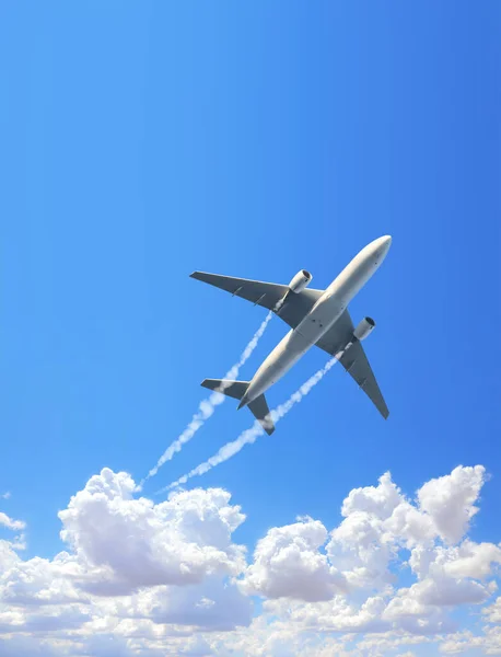 Vertikaler Naturhintergrund Mit Flugzeugen Und Düsenfliegern Himmel Flugzeug Und Kondensstreifen — Stockfoto