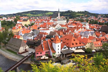 Çek Cumhuriyeti, Güney Bohemya 'daki Cesky Krumlov kasabasının hava manzarası. Kilisenin ve Cesky Krumlov 'daki evlerin muhteşem manzarası. UNESCO Dünya Mirası Alanı 