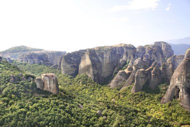 Meteora Dağları (Meteora), Kalampaka, Yunanistan. Yunanistan 'daki ünlü Meteora kayaları vadisinde manzaranın zirvesi