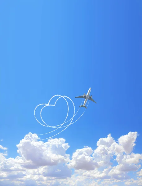 航空機と垂直自然背景は空に心を描きます 心臓の形をした航空機の飛行経路 世界を旅する愛の概念 — ストック写真