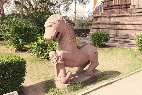 Starożytny Kamienny Posąg Walczącego Króla Lwa Pobliżu Świątyni Khajuraho Madya — Zdjęcie stockowe