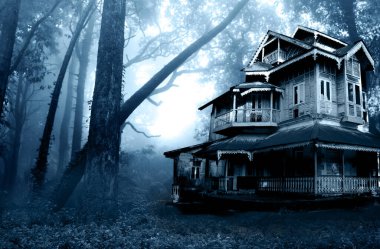 Perili köşklü dikey Cadılar Bayramı pankartı. Gece ormanında terk edilmiş eski bir ev. Gizemli ormanlık alandaki korkunç koloni kulübesi. Fotoğraf mavi tonda.