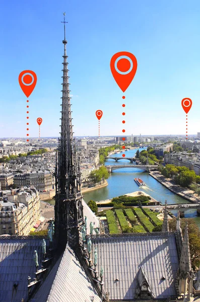 ネットワーク接続の概念 パリを見下ろす ノートルダム パリからの眺め と赤い場所のピン グローバル位置決めシステムピンマップ 地図ピンとパリの主なランドマーク フランスの首都 — ストック写真