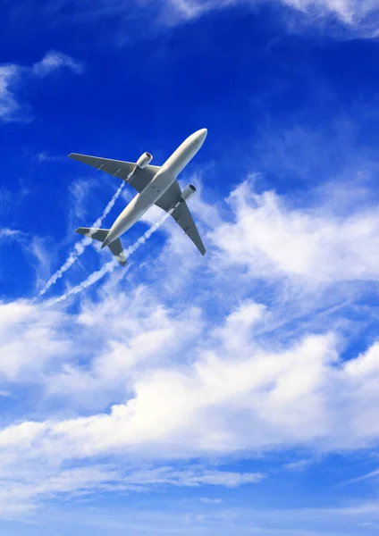 空の煙の後に航空機やジェットと垂直自然背景 飛行機と凝縮歩道 霧のトレイルジェットと白い雲と青空の飛行機 世界の概念を旅する — ストック写真